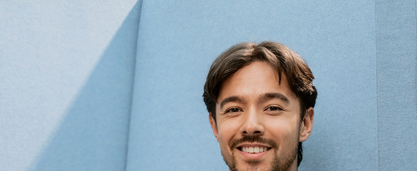 Medewerker zit met laptop op zijn schoot