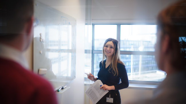 Medewerker in gesprek