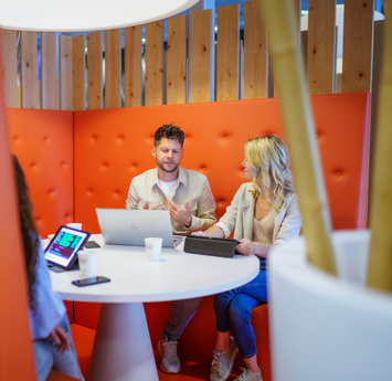 Twee collega's zijn met elkaar in overleg