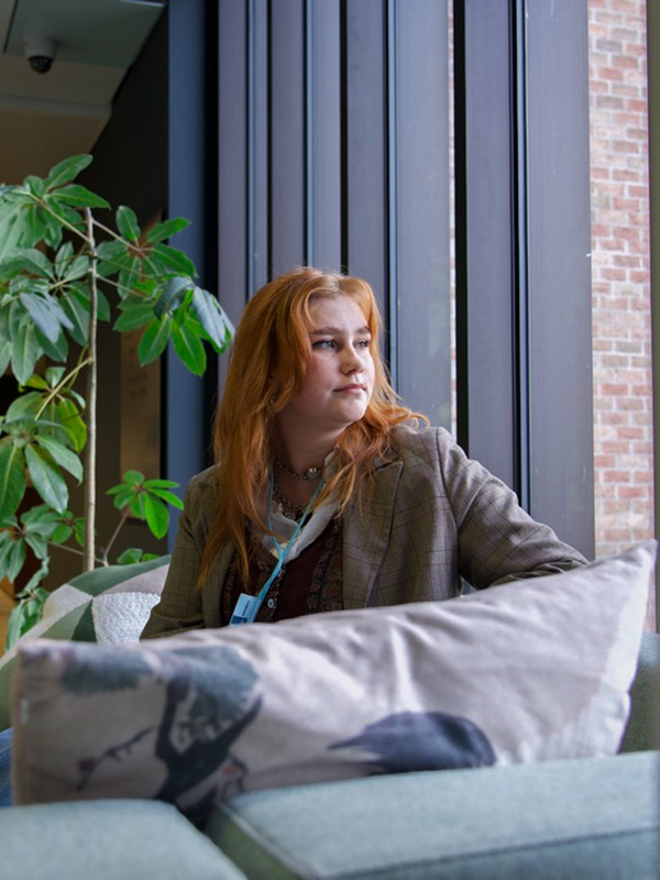 Medewerker zit op een bank