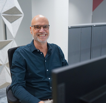 Medewerker zit aan bureau