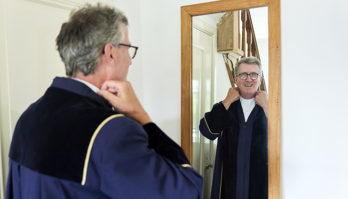 Medewerker staat voor de spiegel