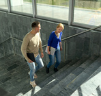 Twee medewerkers lopen de trap op