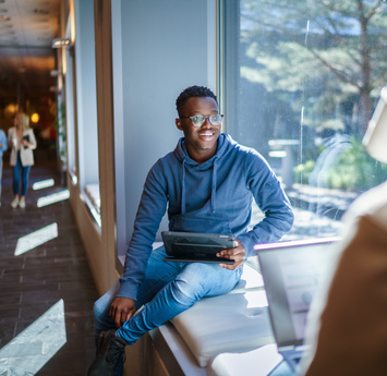 Medewerker zit op een bankje met een andere medewerker