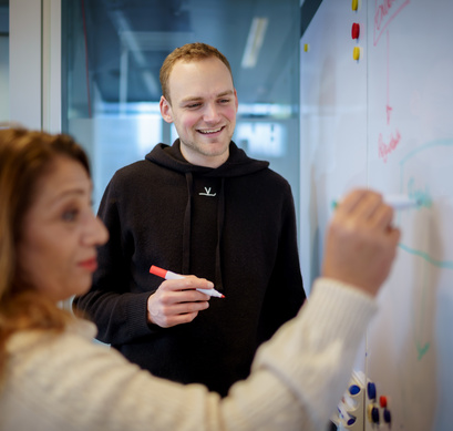 Medewerker schrijft iets op een whiteboard