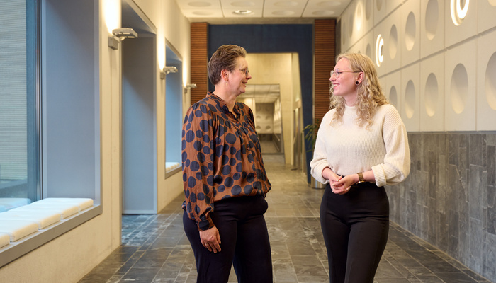 Medewerkers lopen door de gang