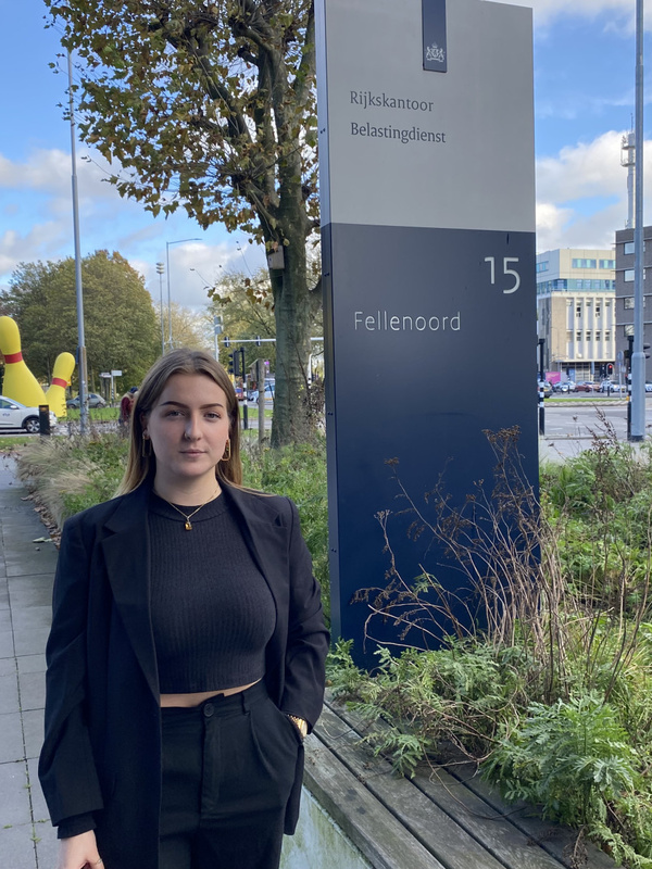 Medewerker staat buiten voor het kantoor