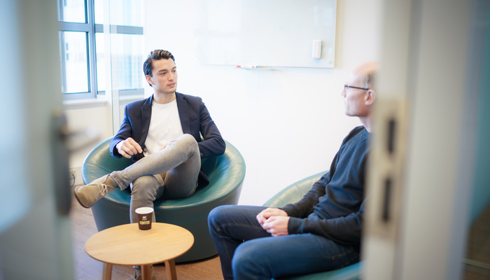 Wessel in gesprek met collega