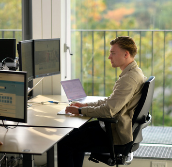Medewerker zit aan zijn bureau