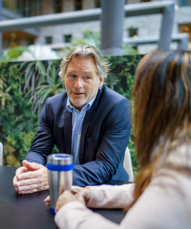 Medewerker legt uit iets aan zijn collega's