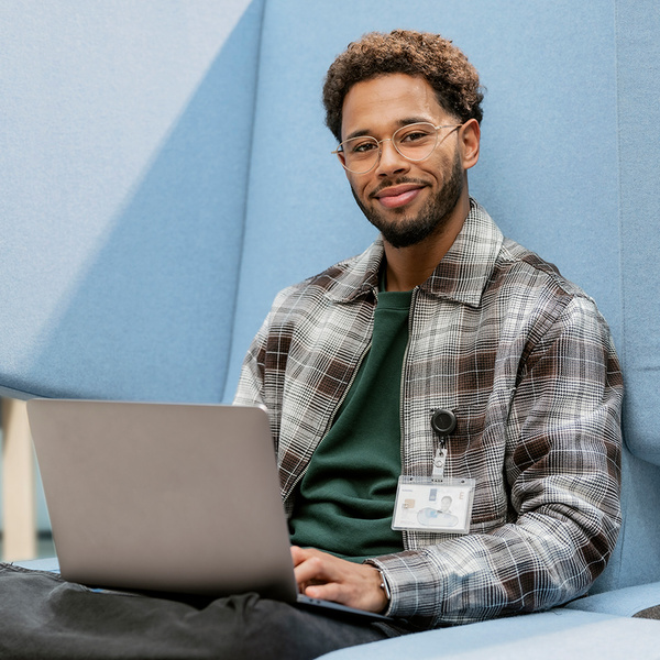 Medewerker zit achter laptop