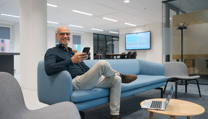 Medewerker zit op de bank