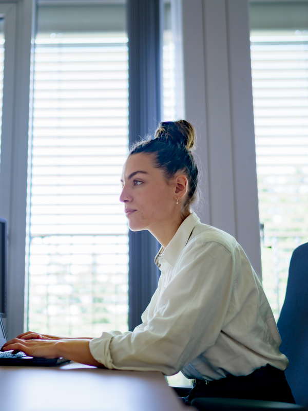 Medewerker is aan het werk achter haar laptop