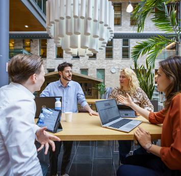 Verschillende collega's zijn met elkaar in overleg