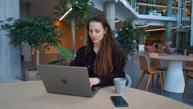 Medewerker zit achter haar laptop