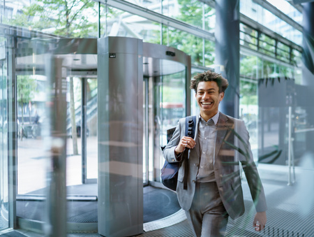 Een medewerker loopt vrolijk door het pand