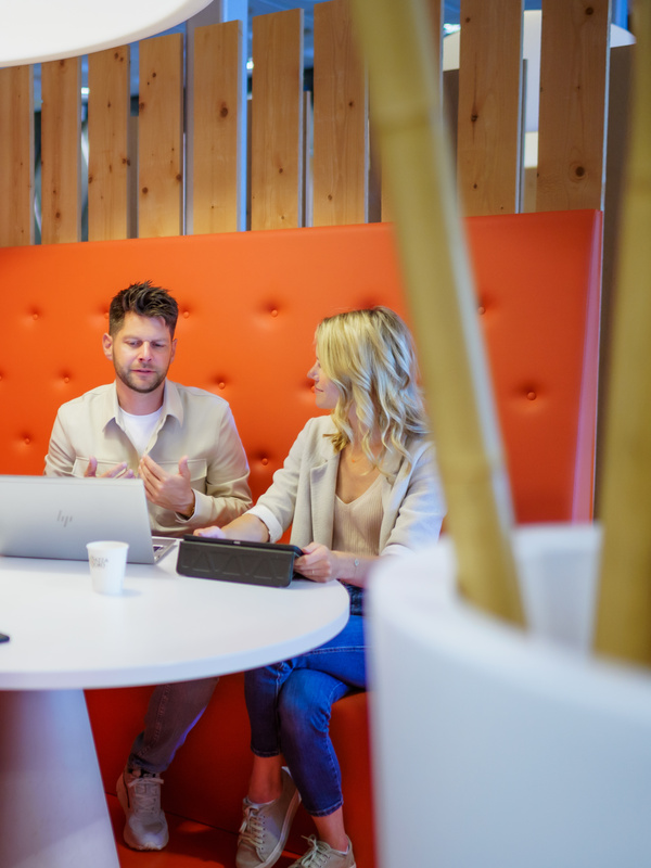 Twee collega's zijn met elkaar in overleg