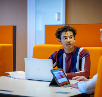 Foto van collega's in overleg