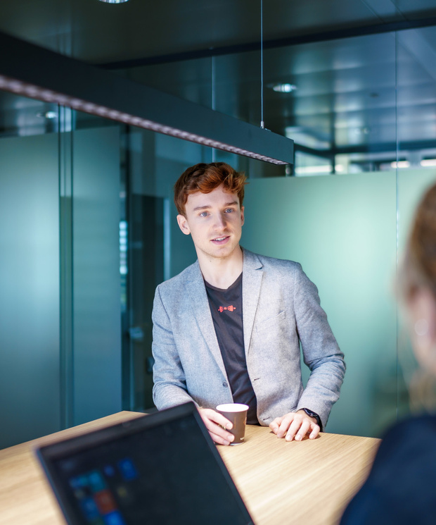 Jonge man in gesprek met collega