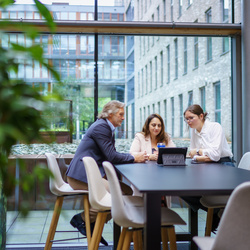 Collega's zijn met elkaar in overleg