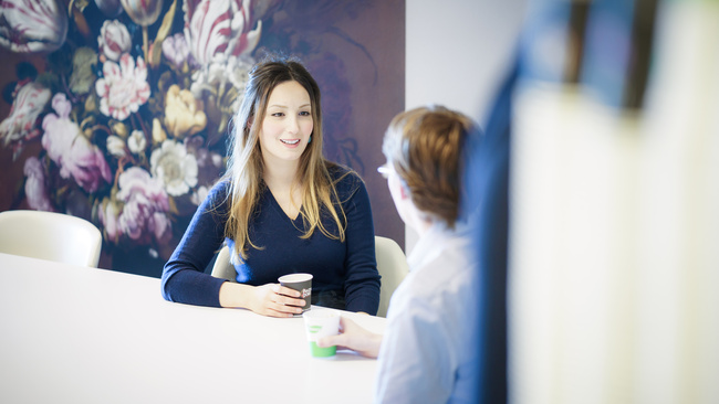Medewerker in gesprek