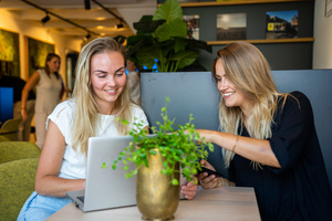 Iris en Lisanne Kenmij cafe