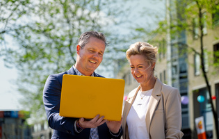 Melle en Karin samen op de laptop