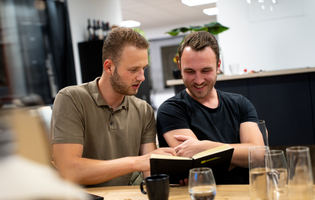 Mark-Jan en Nicky aan het leren