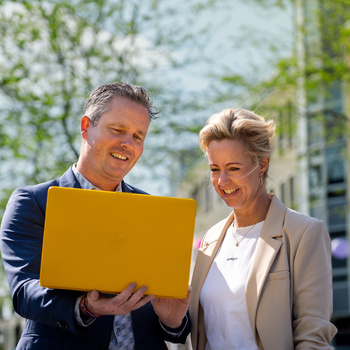 Melle en Karin samen op de laptop