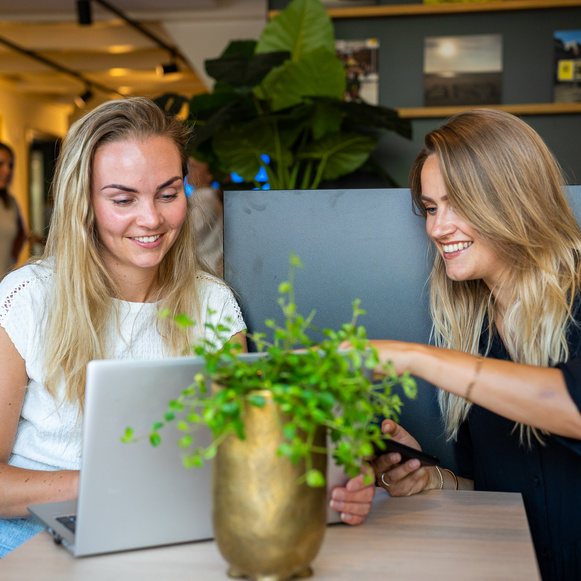 Iris en Lisanne Kenmij cafe