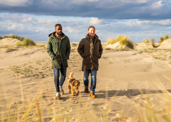 Magiel en Gouke wandelen op het strand