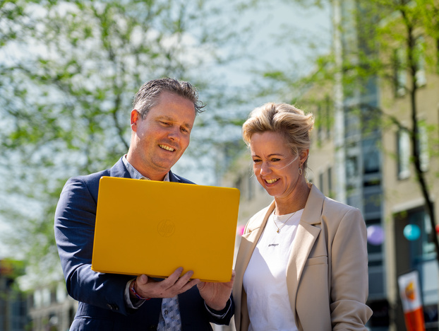 Melle en Karin samen op de laptop