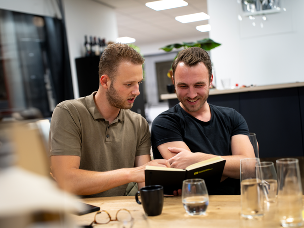 Mark-Jan en Nicky aan het leren