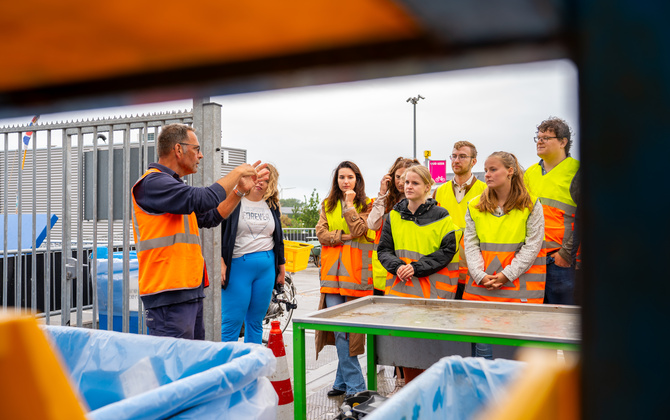 Trainees in de milieustraat