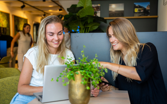 Iris en Lisanne Kenmij cafe