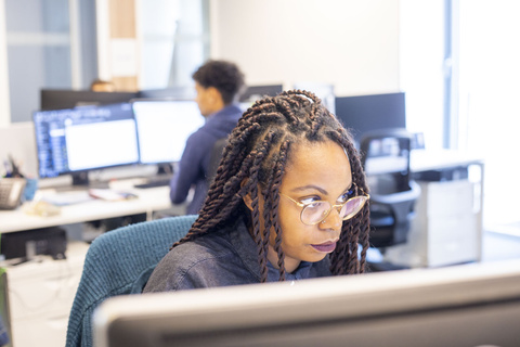 Image d’une employée d’Action au travail