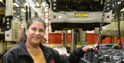 Collega Rosita poseert in de werkplaats