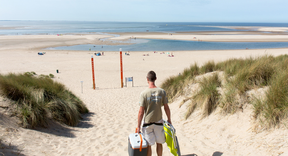 Man op het Maasvlakte-strand, foto van Arnoud Verhey