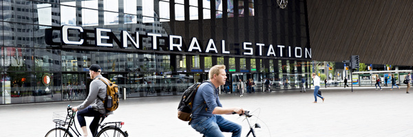 Fietsers voor Rotterdam Centraal, foto Iris van den Broek