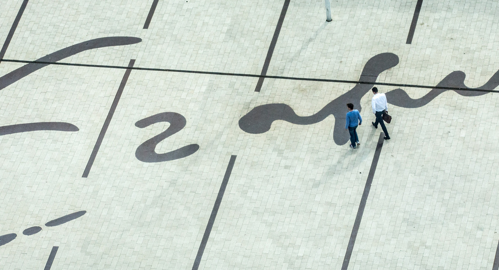 Mensen lopen op het plein, foto van Cris Gorzeman