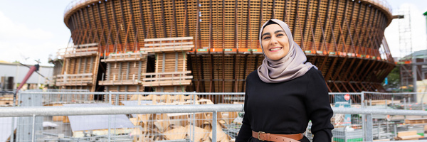Fatma staat in Rotterdam, foto van Willem de Kam
