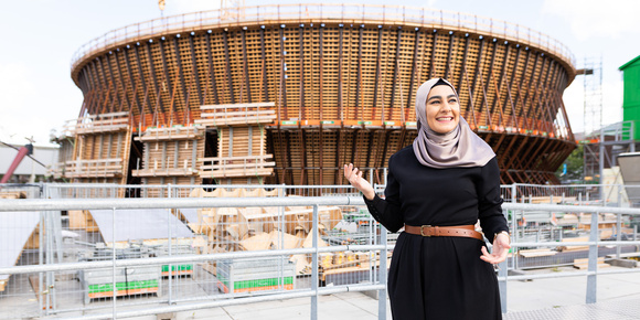 Fatma staat in Rotterdam, foto van Willem de Kam