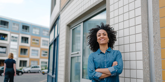Een vrouw staat op straat in Rotterdam