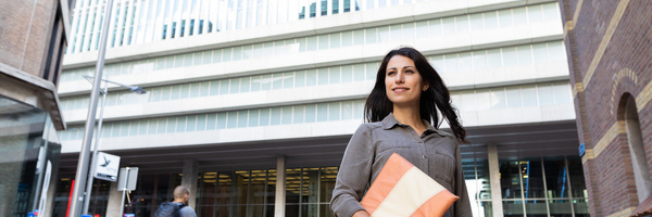Didem loopt door Rotterdam, foto van Willem de Kan
