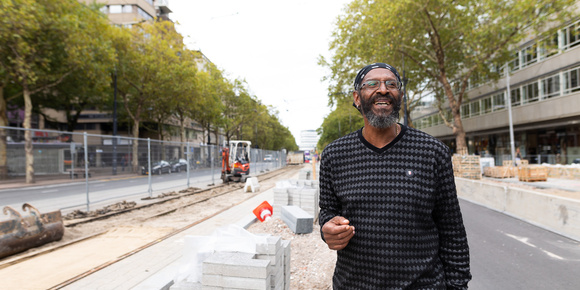 Man loopt door Rotterdam, foto van Willem de Kam