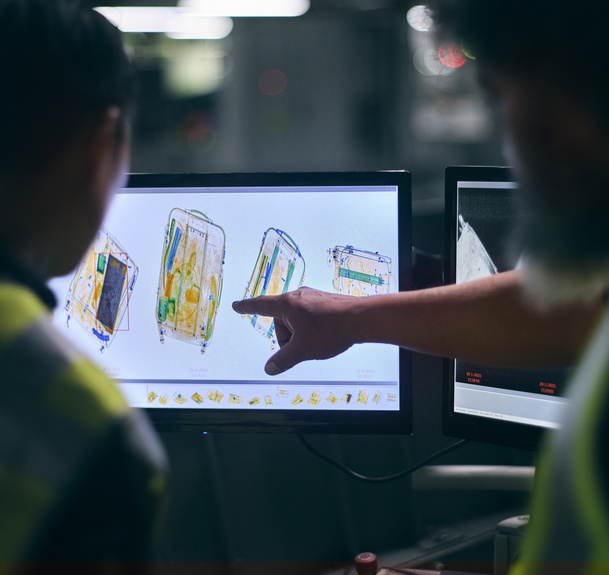 Een scan wordt bekeken door twee medewerkers