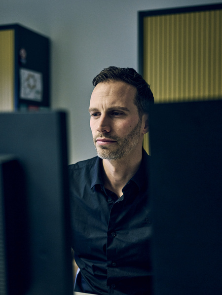 Medewerker zit aan zijn bureau