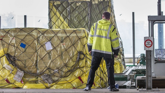 Medewerker staat bij een vracht