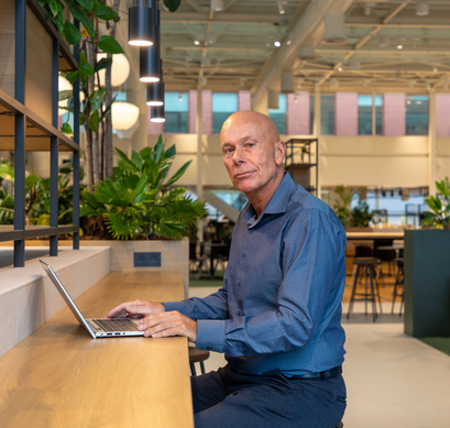 Medewerker zit achter zijn laptop