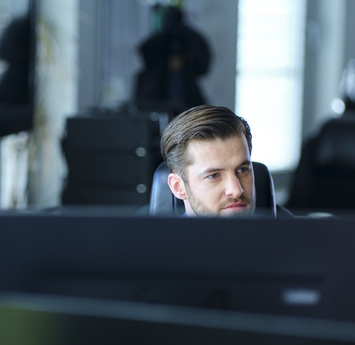 Medewerker zit achter zijn computer